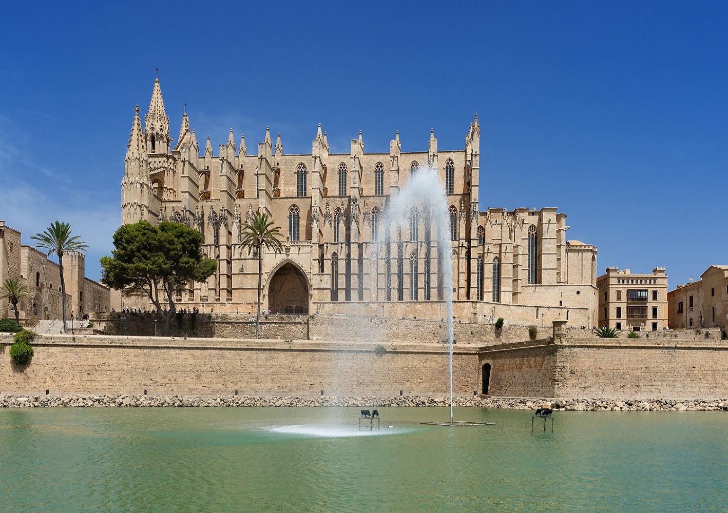 Decorative image of Palma de Mallorca cathedral.